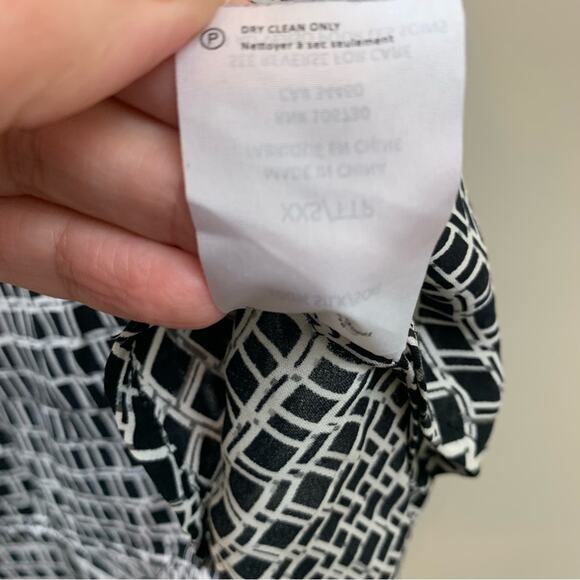 Vince Silk Geometric V-Neck Black/White Short Sleeve Top - Picture 4 of 5